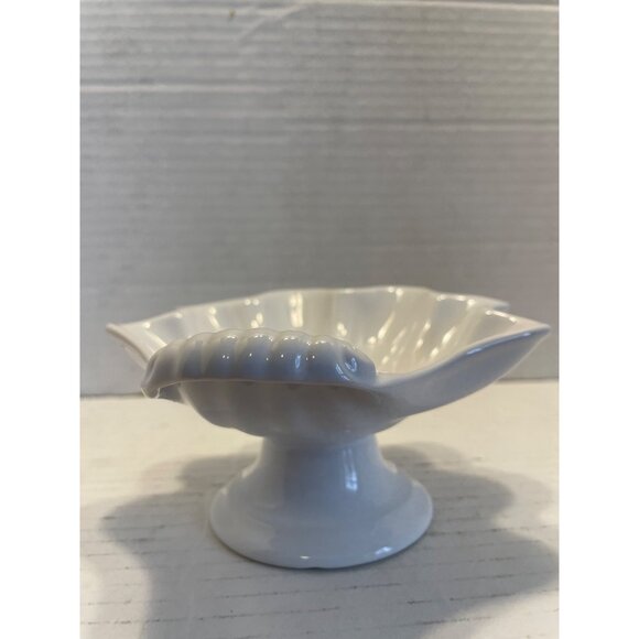 Vintage Shell Shaped Milk Glass Candy or Soap Dish Anchor Hocking - Picture 9 of 9
